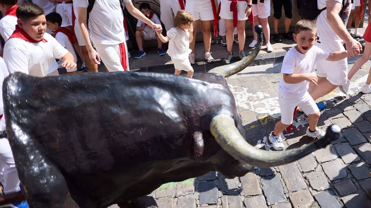 Encierro Txiki en la Cuesta de Santo Domingo de Pamplona durante las fiestas de San Ferm&iacute;n 2026. I&Ntilde;IGO ALZUGARAY