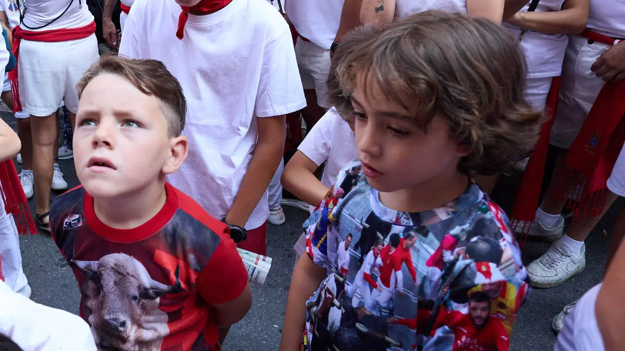 Encierro Txiki en la Cuesta de Santo Domingo de Pamplona durante las fiestas de San Ferm&iacute;n 2026. I&Ntilde;IGO ALZUGARAY