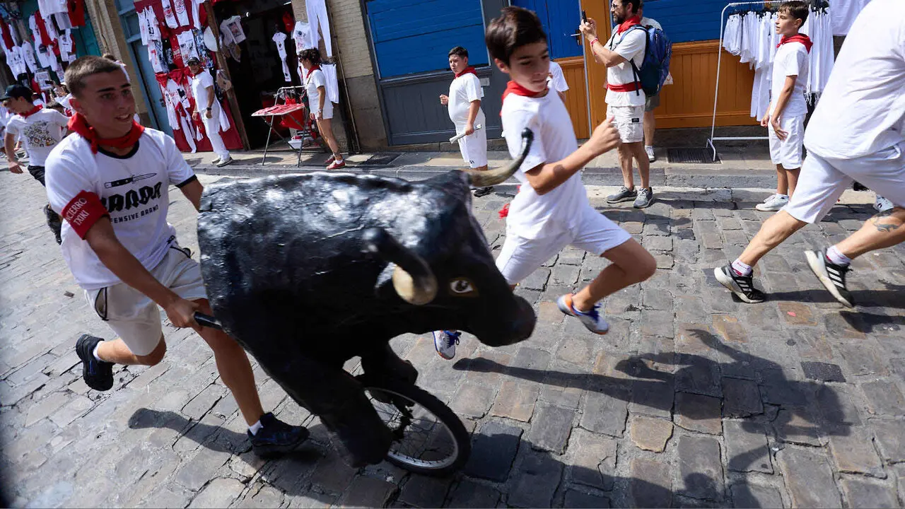 Encierro Txiki en la Cuesta de Santo Domingo de Pamplona durante las fiestas de San Ferm&iacute;n 2026. I&Ntilde;IGO ALZUGARAY