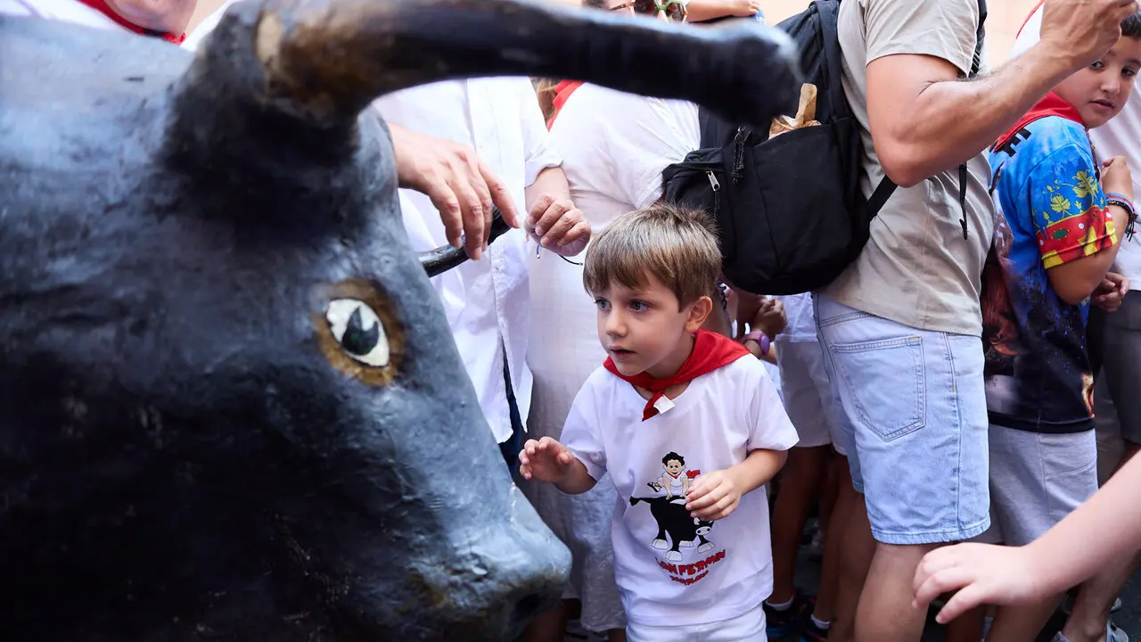 Encierro Txiki en la Cuesta de Santo Domingo de Pamplona durante las fiestas de San Ferm&iacute;n 2026. I&Ntilde;IGO ALZUGARAY