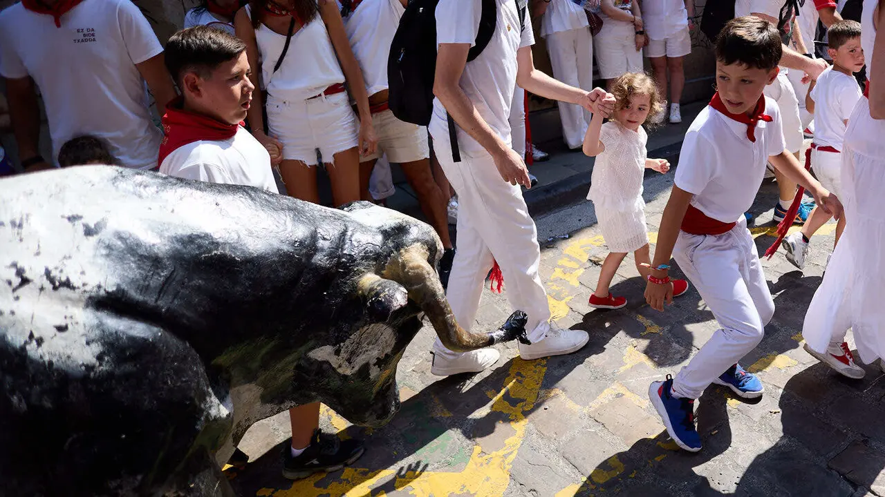 Encierro Txiki en la Cuesta de Santo Domingo de Pamplona durante las fiestas de San Ferm&iacute;n 2026. I&Ntilde;IGO ALZUGARAY