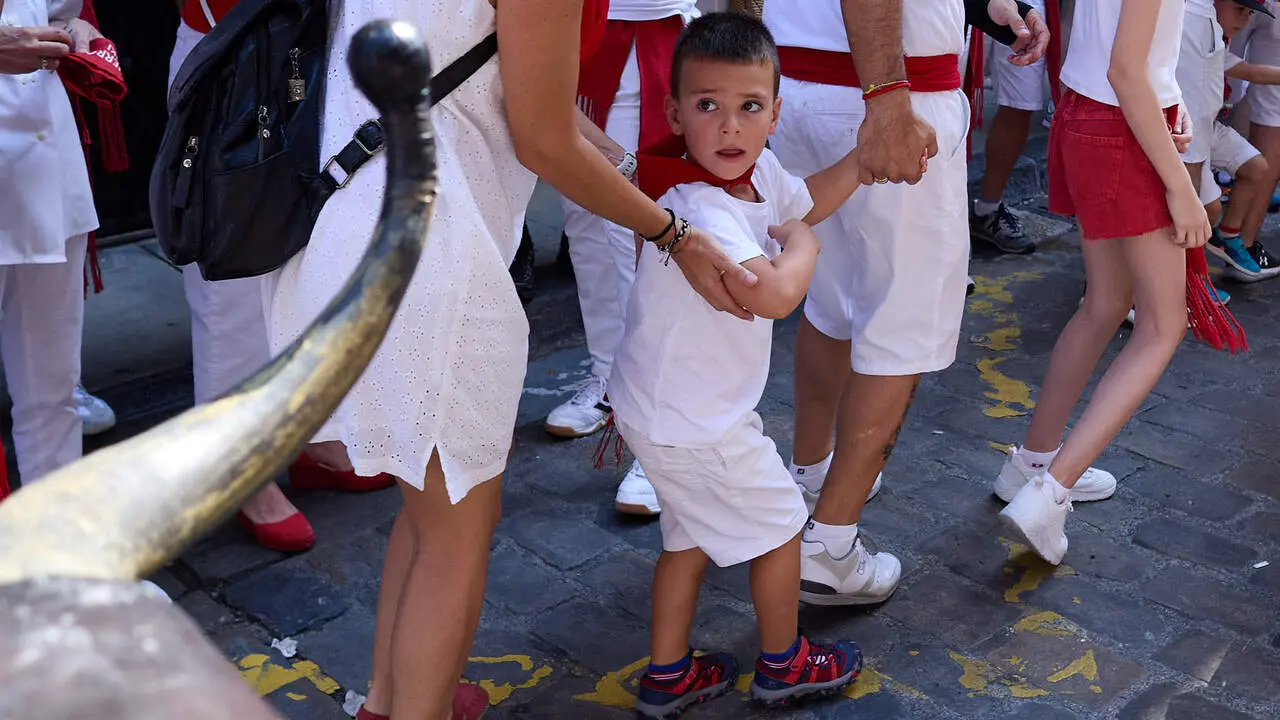 Encierro Txiki en la Cuesta de Santo Domingo de Pamplona durante las fiestas de San Ferm&iacute;n 2026. I&Ntilde;IGO ALZUGARAY