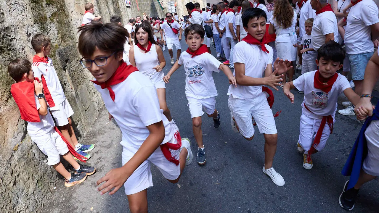 Encierro Txiki en la Cuesta de Santo Domingo de Pamplona durante las fiestas de San Ferm&iacute;n 2026. I&Ntilde;IGO ALZUGARAY