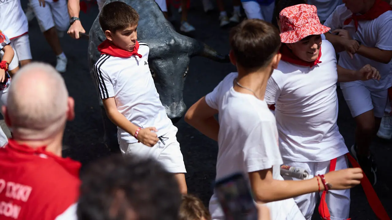 Encierro Txiki en la Cuesta de Santo Domingo de Pamplona durante las fiestas de San Ferm&iacute;n 2026. I&Ntilde;IGO ALZUGARAY