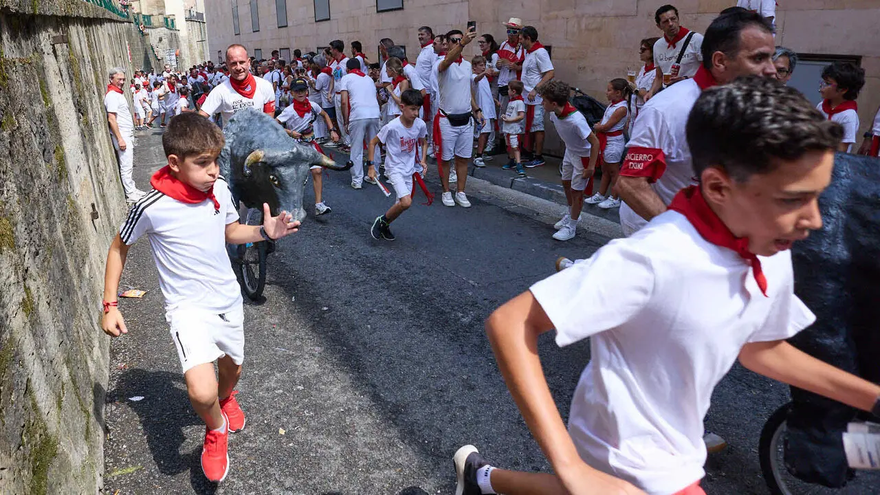 Encierro Txiki en la Cuesta de Santo Domingo de Pamplona durante las fiestas de San Ferm&iacute;n 2026. I&Ntilde;IGO ALZUGARAY