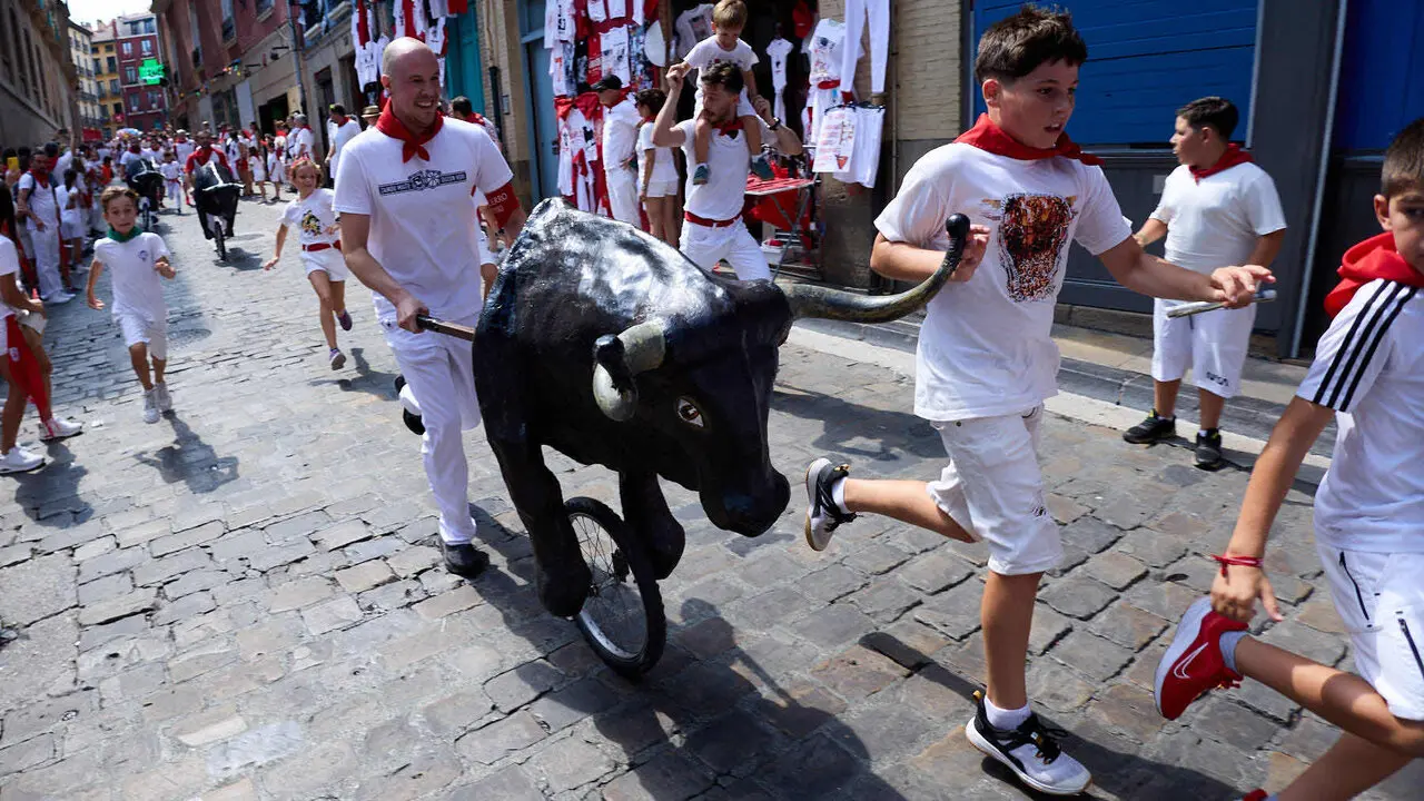 Encierro Txiki en la Cuesta de Santo Domingo de Pamplona durante las fiestas de San Ferm&iacute;n 2026. I&Ntilde;IGO ALZUGARAY