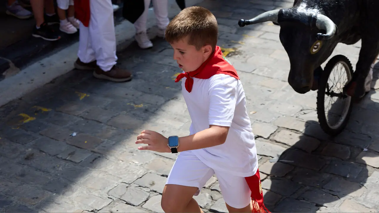 Encierro Txiki en la Cuesta de Santo Domingo de Pamplona durante las fiestas de San Ferm&iacute;n 2026. I&Ntilde;IGO ALZUGARAY