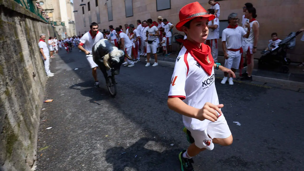 Encierro Txiki en la Cuesta de Santo Domingo de Pamplona durante las fiestas de San Ferm&iacute;n 2026. I&Ntilde;IGO ALZUGARAY