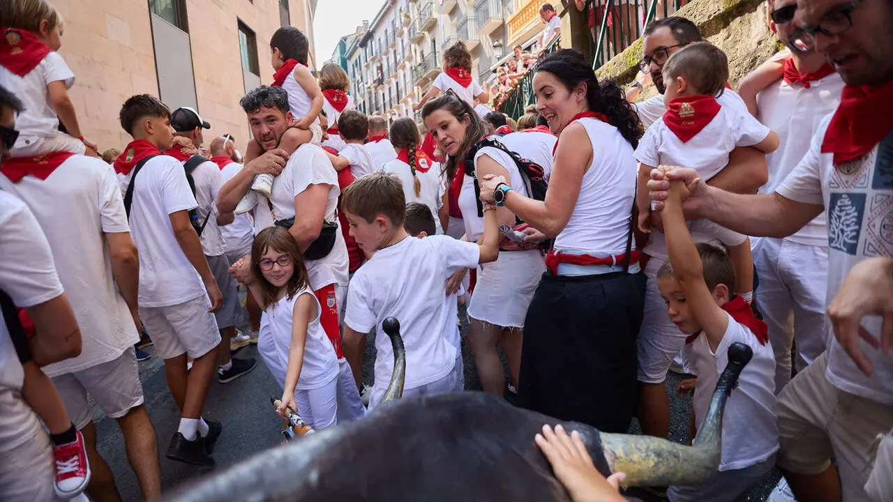 Encierro Txiki en la Cuesta de Santo Domingo de Pamplona durante las fiestas de San Ferm&iacute;n 2026. I&Ntilde;IGO ALZUGARAY