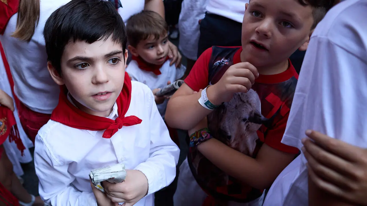 Encierro Txiki en la Cuesta de Santo Domingo de Pamplona durante las fiestas de San Ferm&iacute;n 2026. I&Ntilde;IGO ALZUGARAY