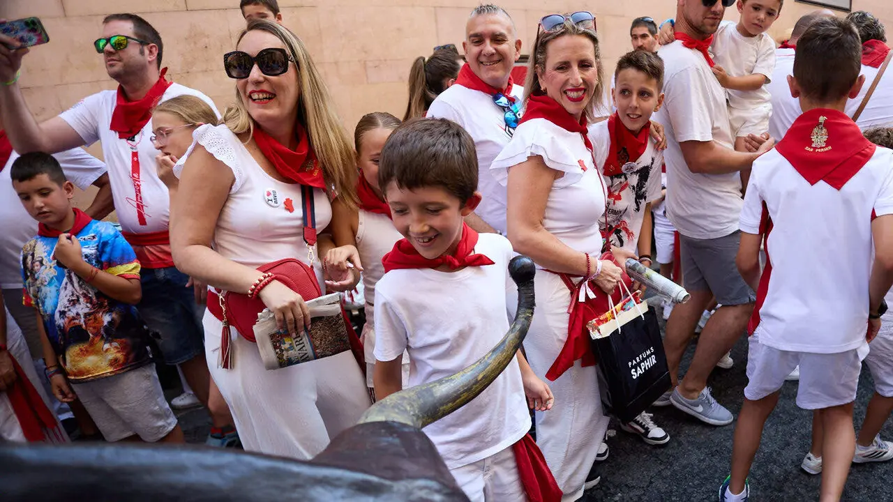 Encierro Txiki en la Cuesta de Santo Domingo de Pamplona durante las fiestas de San Ferm&iacute;n 2026. I&Ntilde;IGO ALZUGARAY