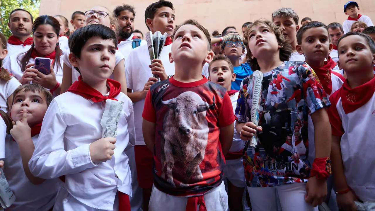 Encierro Txiki en la Cuesta de Santo Domingo de Pamplona durante las fiestas de San Ferm&iacute;n 2026. I&Ntilde;IGO ALZUGARAY