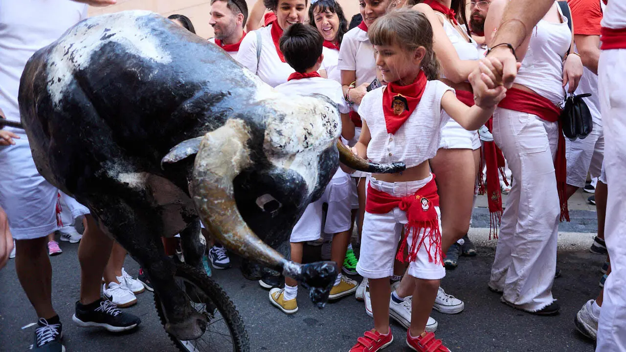 Encierro Txiki en la Cuesta de Santo Domingo de Pamplona durante las fiestas de San Ferm&iacute;n 2026. I&Ntilde;IGO ALZUGARAY