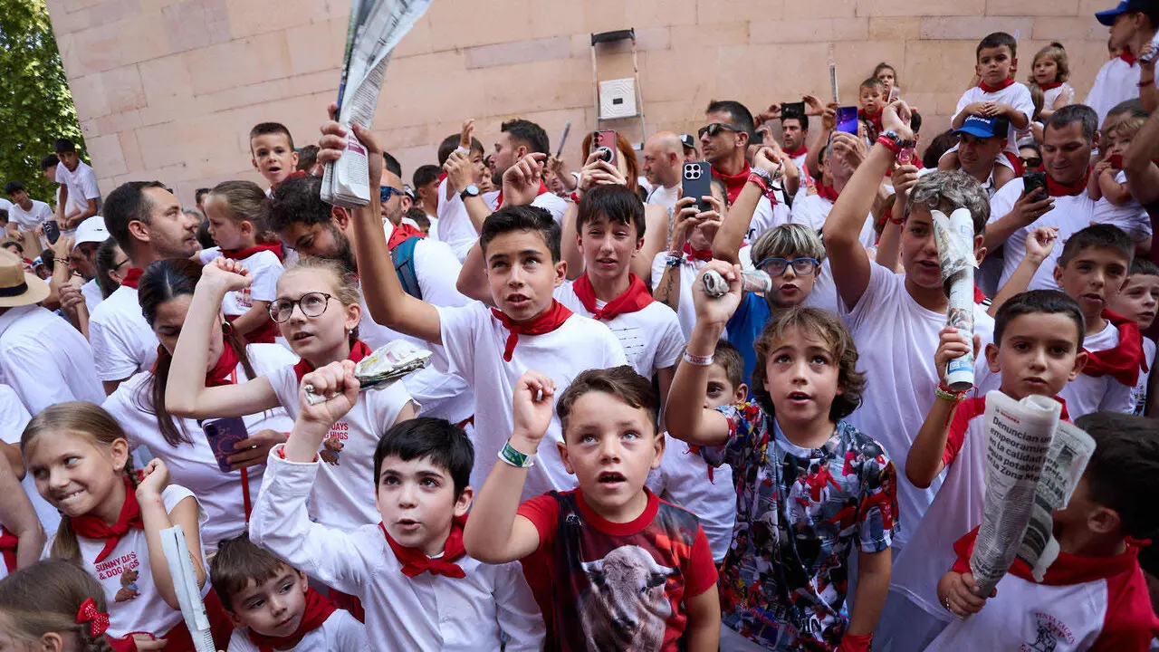 Encierro Txiki en la Cuesta de Santo Domingo de Pamplona durante las fiestas de San Ferm&iacute;n 2026. I&Ntilde;IGO ALZUGARAY