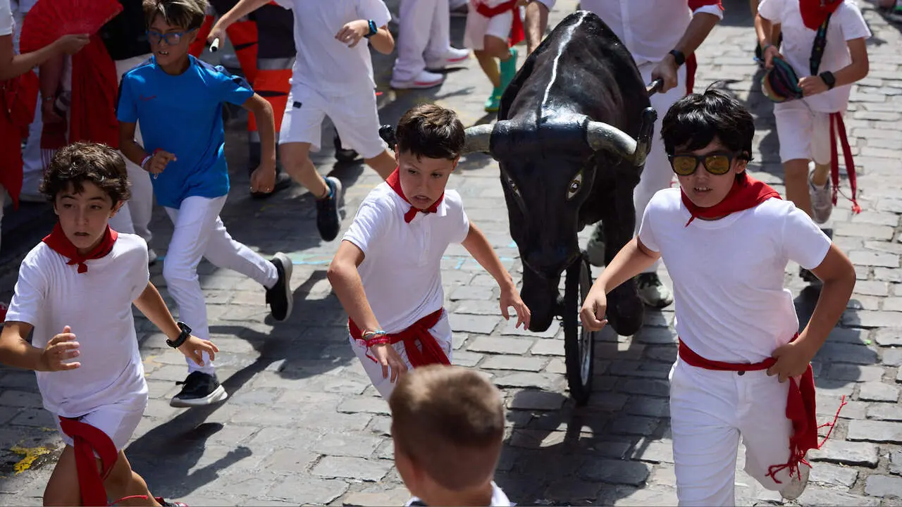 Encierro Txiki en la Cuesta de Santo Domingo de Pamplona durante las fiestas de San Ferm&iacute;n 2026. I&Ntilde;IGO ALZUGARAY