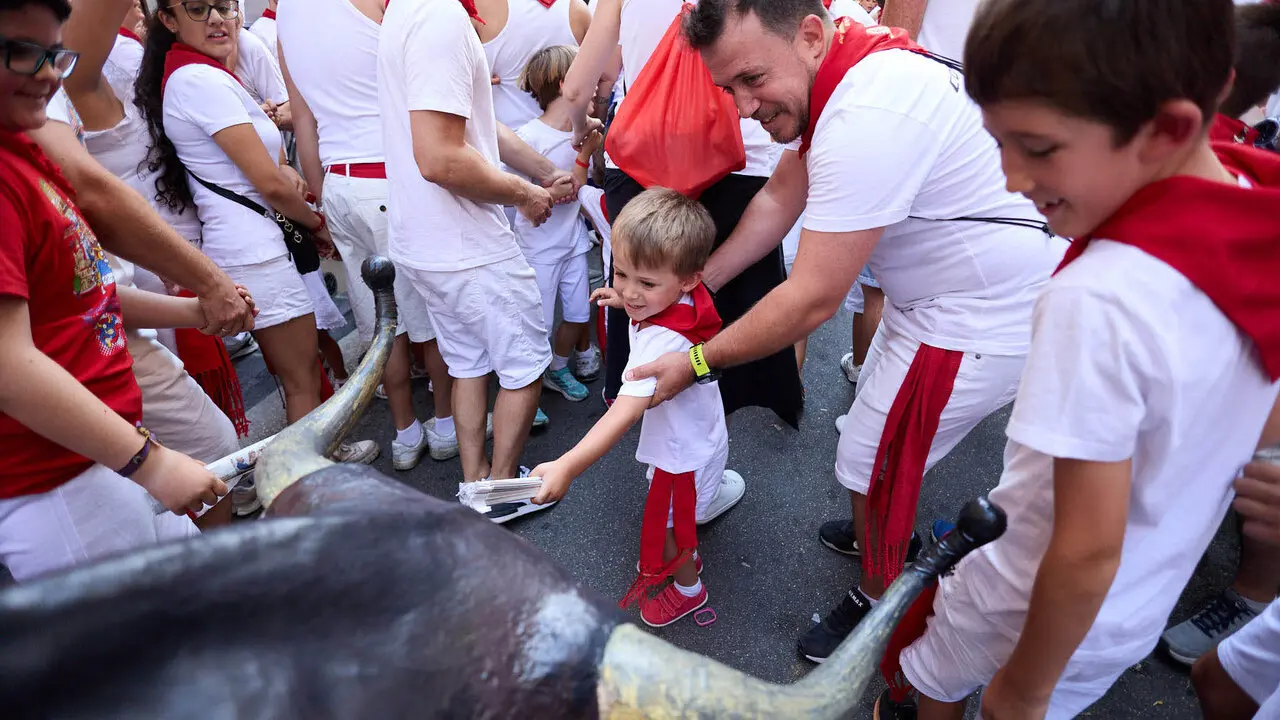 Encierro Txiki en la Cuesta de Santo Domingo de Pamplona durante las fiestas de San Ferm&iacute;n 2026. I&Ntilde;IGO ALZUGARAY