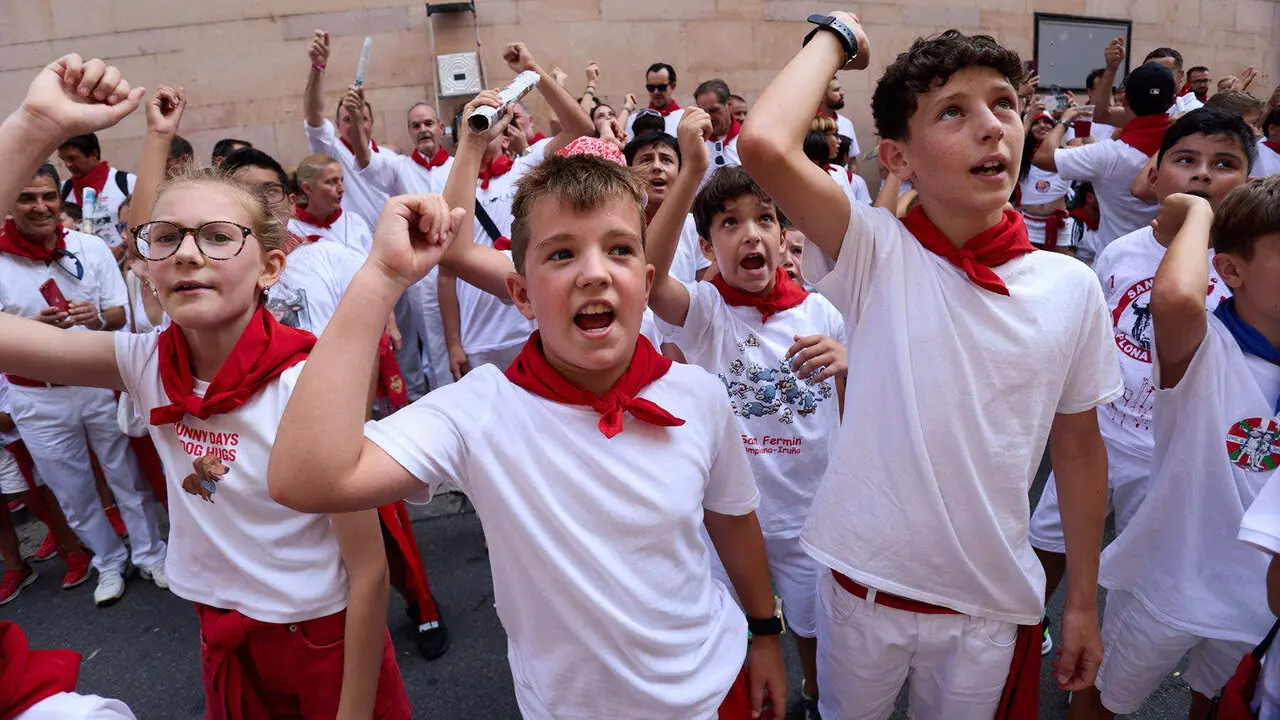 Encierro Txiki en la Cuesta de Santo Domingo de Pamplona durante las fiestas de San Ferm&iacute;n 2026. I&Ntilde;IGO ALZUGARAY