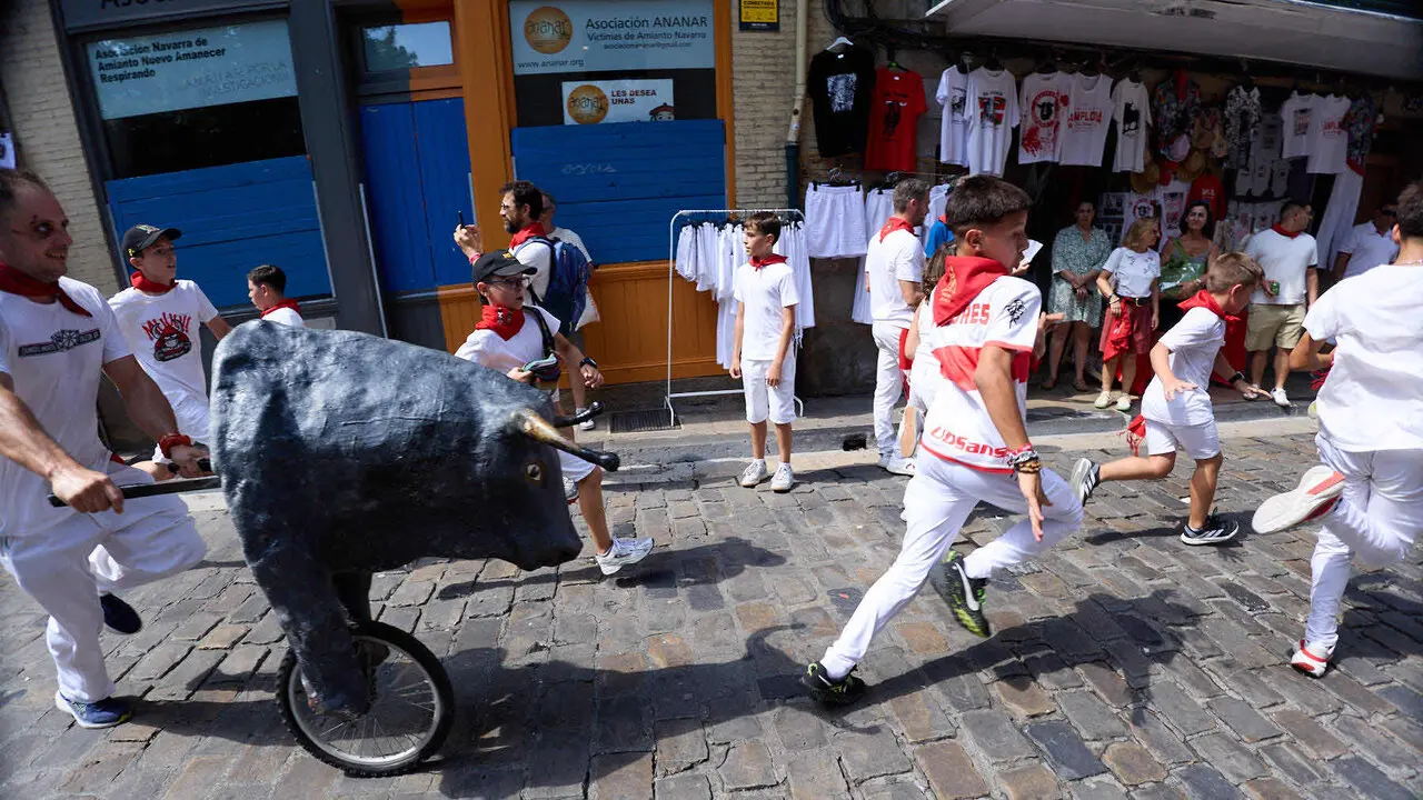 Encierro Txiki en la Cuesta de Santo Domingo de Pamplona durante las fiestas de San Ferm&iacute;n 2026. I&Ntilde;IGO ALZUGARAY