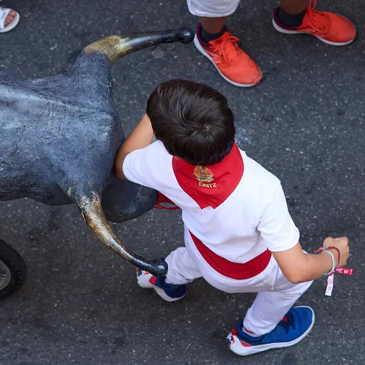 Encierro Txiki en la Cuesta de Santo Domingo de Pamplona durante las fiestas de San Ferm&iacute;n 2026. I&Ntilde;IGO ALZUGARAY