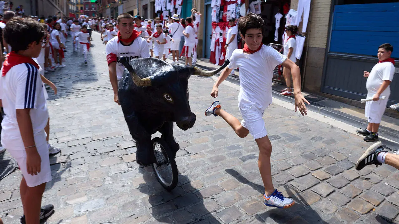 Encierro Txiki en la Cuesta de Santo Domingo de Pamplona durante las fiestas de San Ferm&iacute;n 2026. I&Ntilde;IGO ALZUGARAY