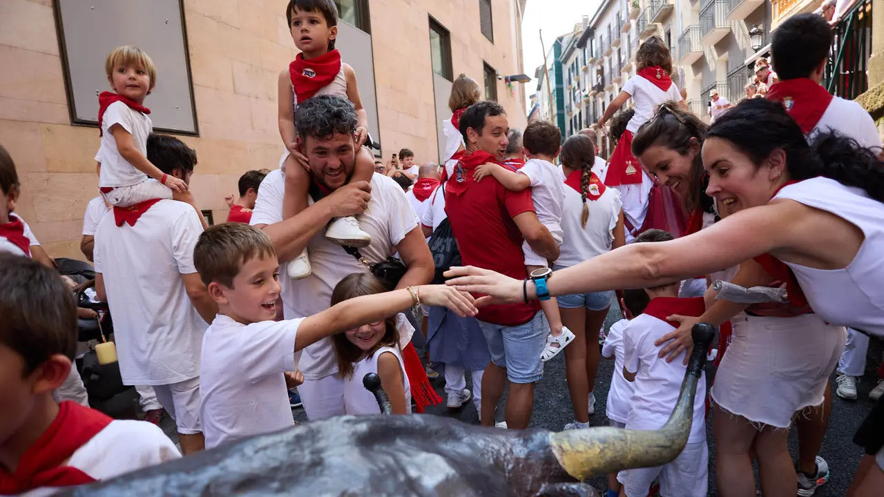 Encierro Txiki en la Cuesta de Santo Domingo de Pamplona durante las fiestas de San Ferm&iacute;n 2026. I&Ntilde;IGO ALZUGARAY
