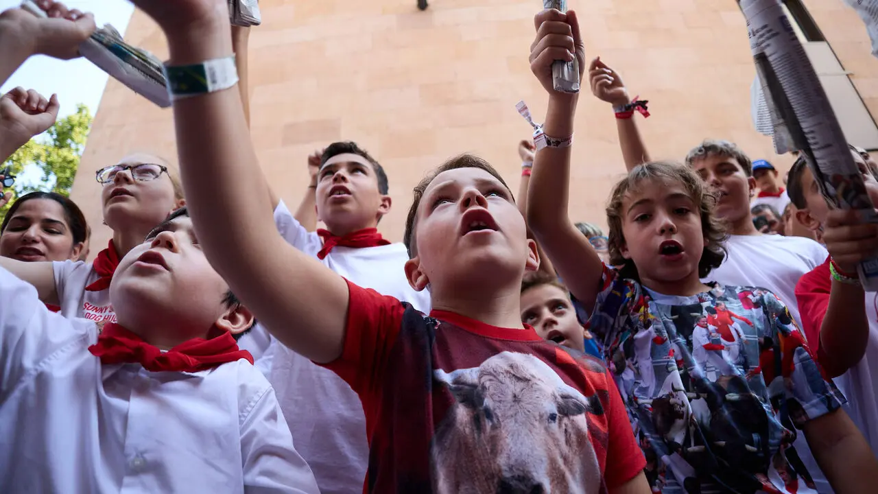 Encierro Txiki en la Cuesta de Santo Domingo de Pamplona durante las fiestas de San Ferm&iacute;n 2026. I&Ntilde;IGO ALZUGARAY