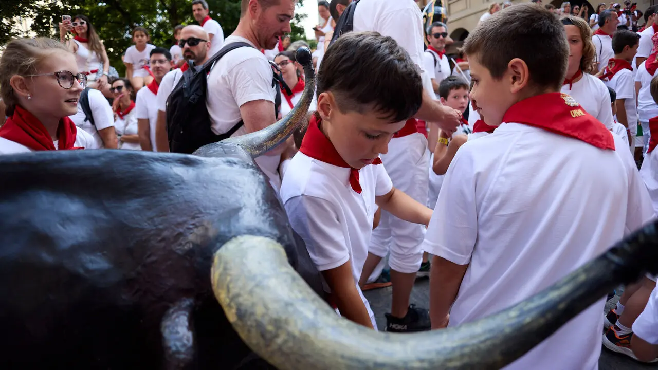 Encierro Txiki en la Cuesta de Santo Domingo de Pamplona durante las fiestas de San Ferm&iacute;n 2026. I&Ntilde;IGO ALZUGARAY
