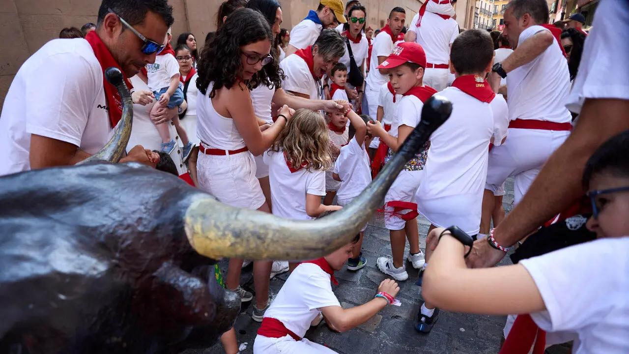 Encierro Txiki en la Cuesta de Santo Domingo de Pamplona durante las fiestas de San Ferm&iacute;n 2026. I&Ntilde;IGO ALZUGARAY