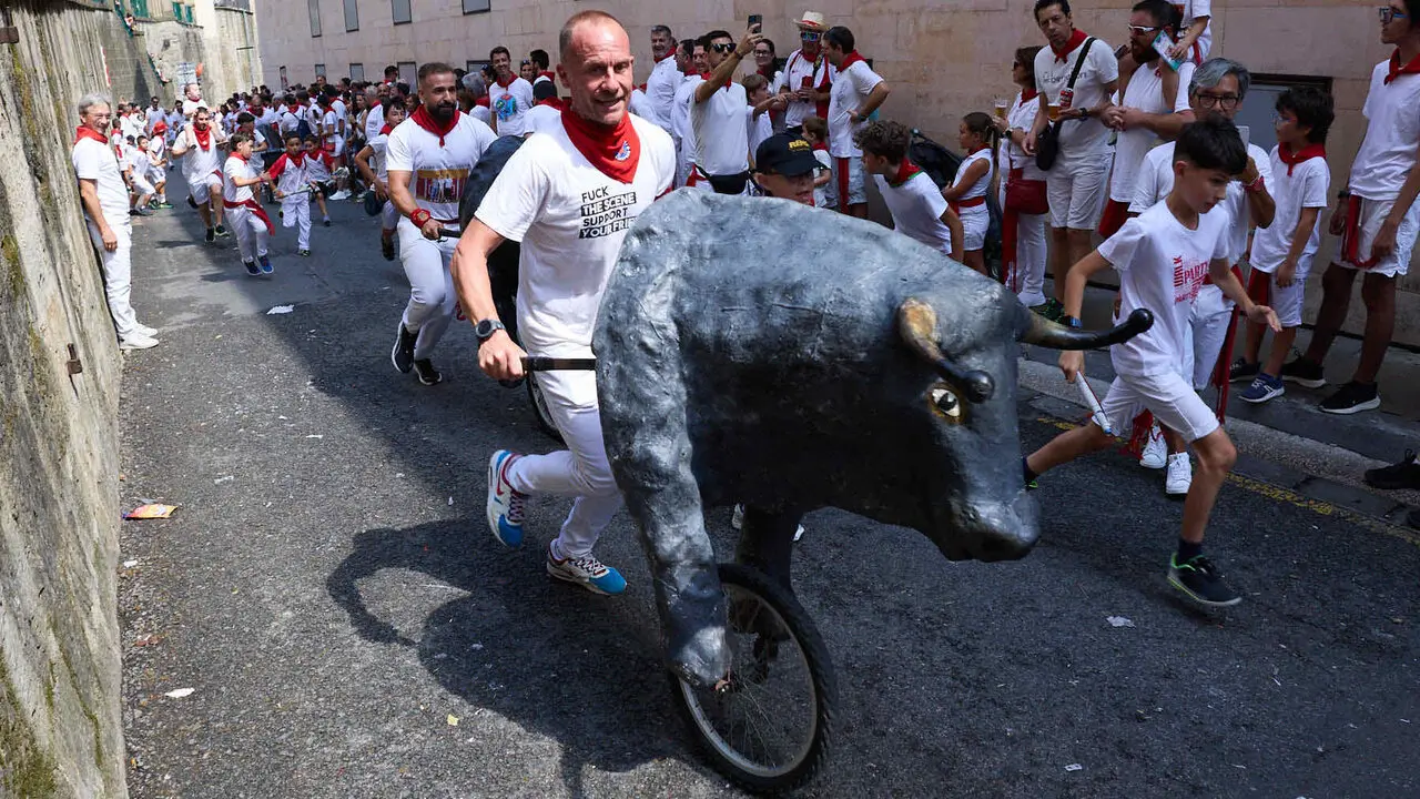 Encierro Txiki en la Cuesta de Santo Domingo de Pamplona durante las fiestas de San Ferm&iacute;n 2026. I&Ntilde;IGO ALZUGARAY