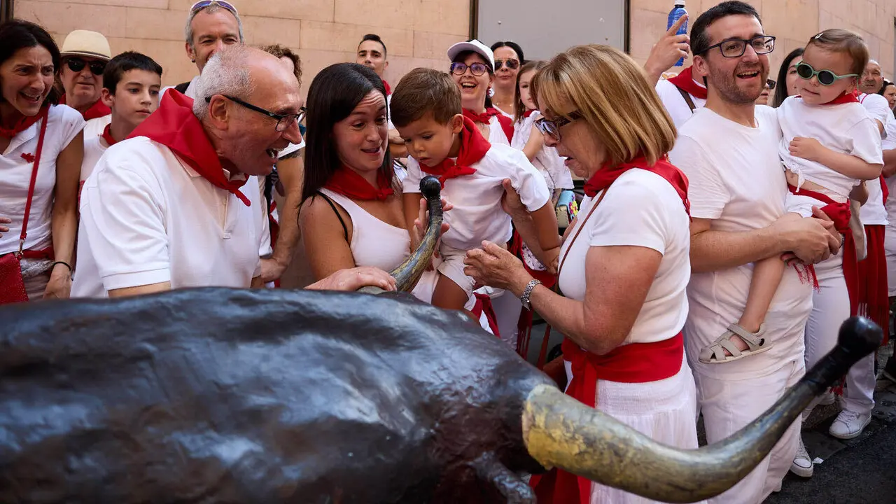 Encierro Txiki en la Cuesta de Santo Domingo de Pamplona durante las fiestas de San Ferm&iacute;n 2026. I&Ntilde;IGO ALZUGARAY