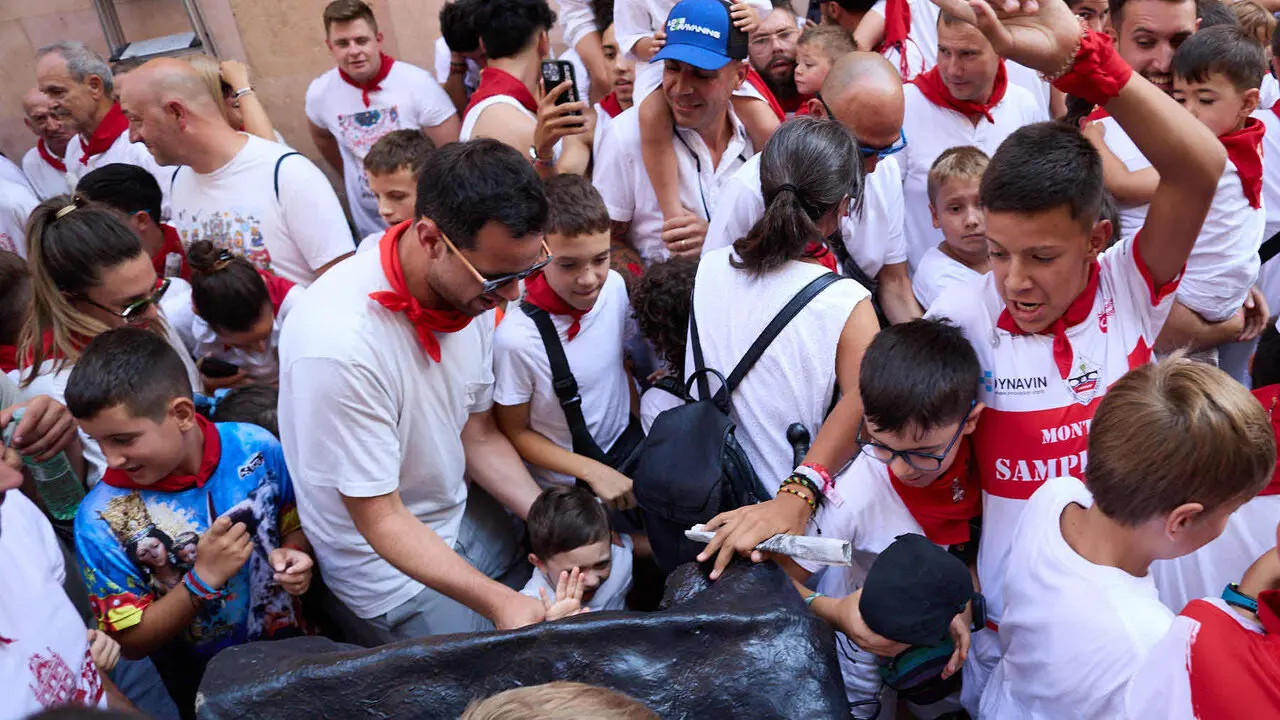 Encierro Txiki en la Cuesta de Santo Domingo de Pamplona durante las fiestas de San Ferm&iacute;n 2026. I&Ntilde;IGO ALZUGARAY