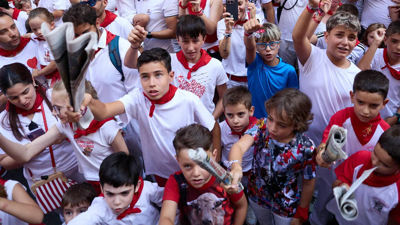 Encierro Txiki en la Cuesta de Santo Domingo de Pamplona durante las fiestas de San Ferm&iacute;n 2026. I&Ntilde;IGO ALZUGARAY
