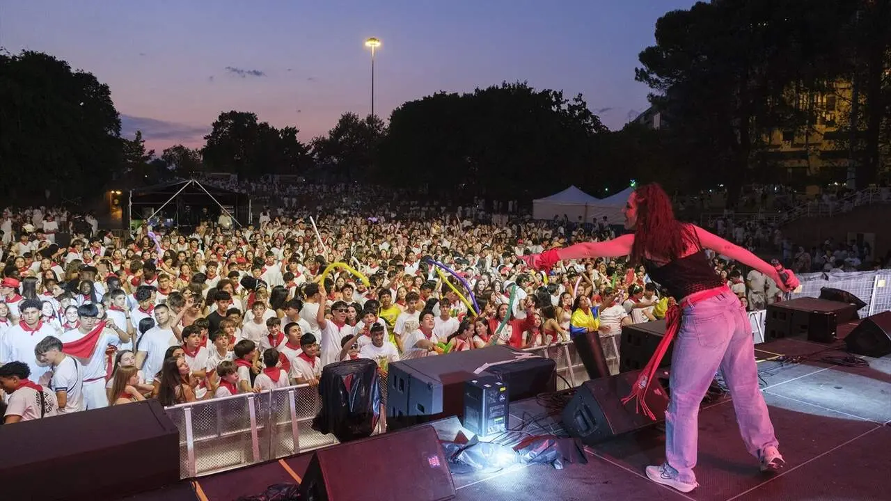 Concierto en la Zona Joven de la plaza de los Fueros durante las fiestas de San Ferm&iacute;n. AYUNTAMIENTO DE PAMPLONA