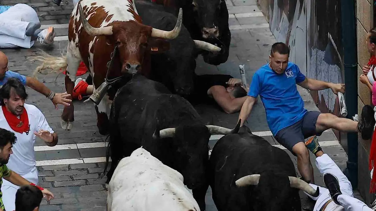 Los toros de la ganader&iacute;a madrile&ntilde;a de Victoriano del R&iacute;o a su paso por la calle de la Estafeta en el tercer encierro de los Sanfermines 2026, este jueves en Pamplona. EFE/Villar L&oacute;pez