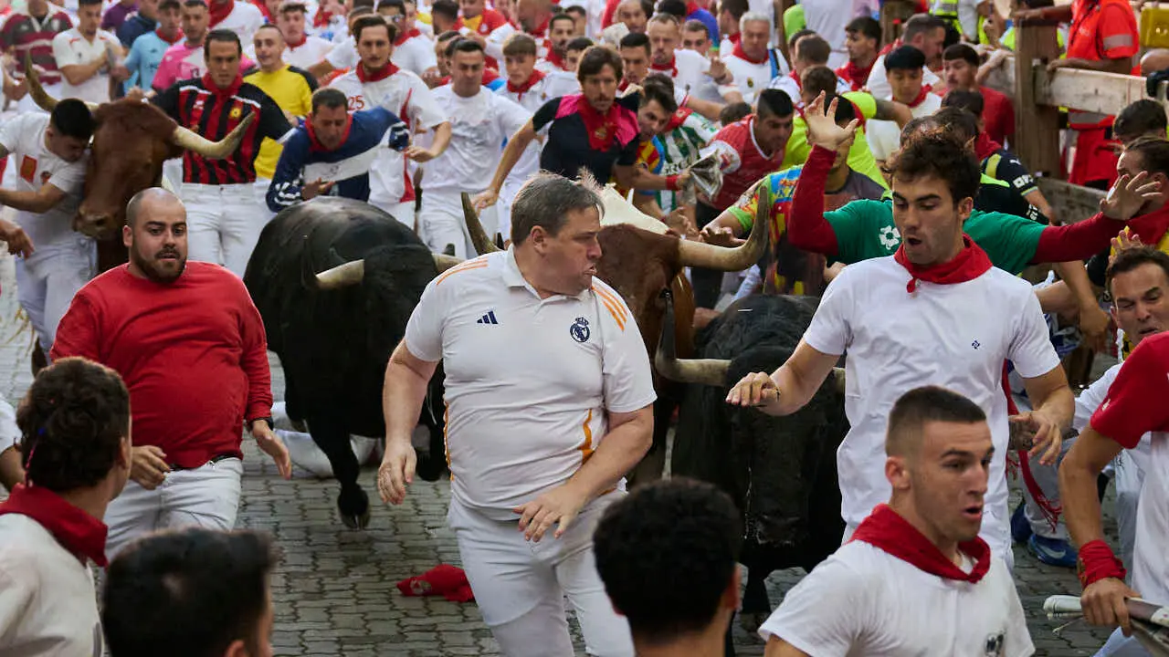 Tercer encierro de las fiestas de San Ferm&iacute;n 2026 con toros de Victoriano del R&iacute;o en la bajada al callej&oacute;n. PABLO LASAOSA