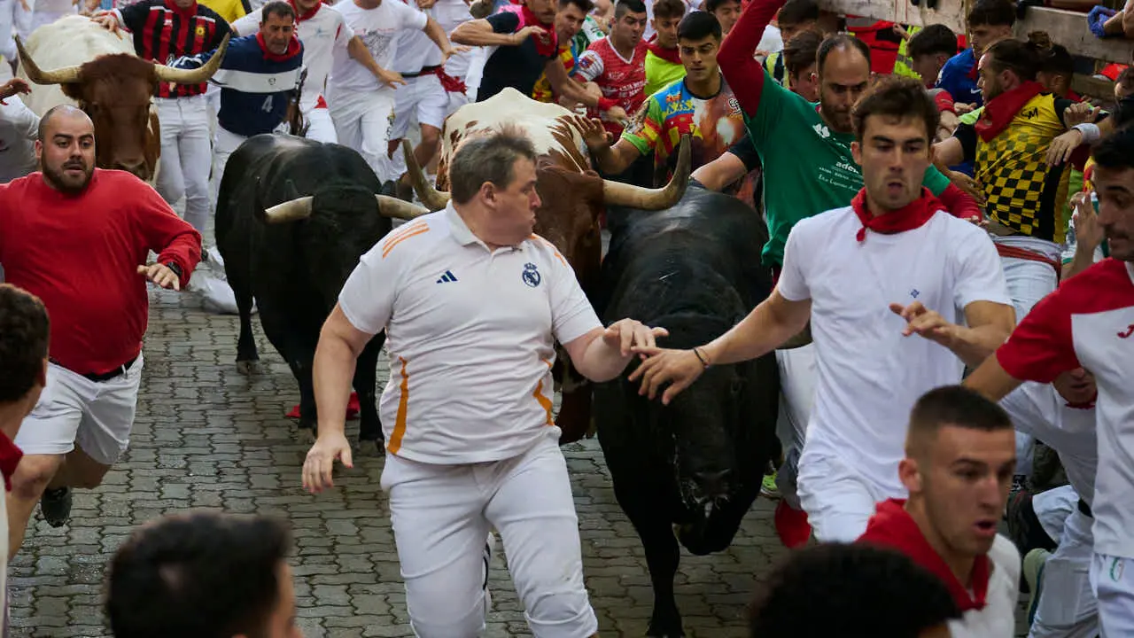 Tercer encierro de las fiestas de San Ferm&iacute;n 2026 con toros de Victoriano del R&iacute;o en la bajada al callej&oacute;n. PABLO LASAOSA