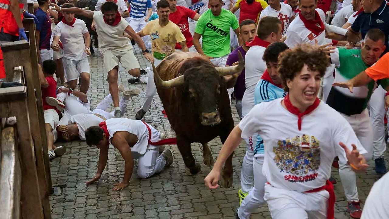 Tercer encierro de las fiestas de San Ferm&iacute;n 2026 con toros de Victoriano del R&iacute;o en la bajada al callej&oacute;n. PABLO LASAOSA