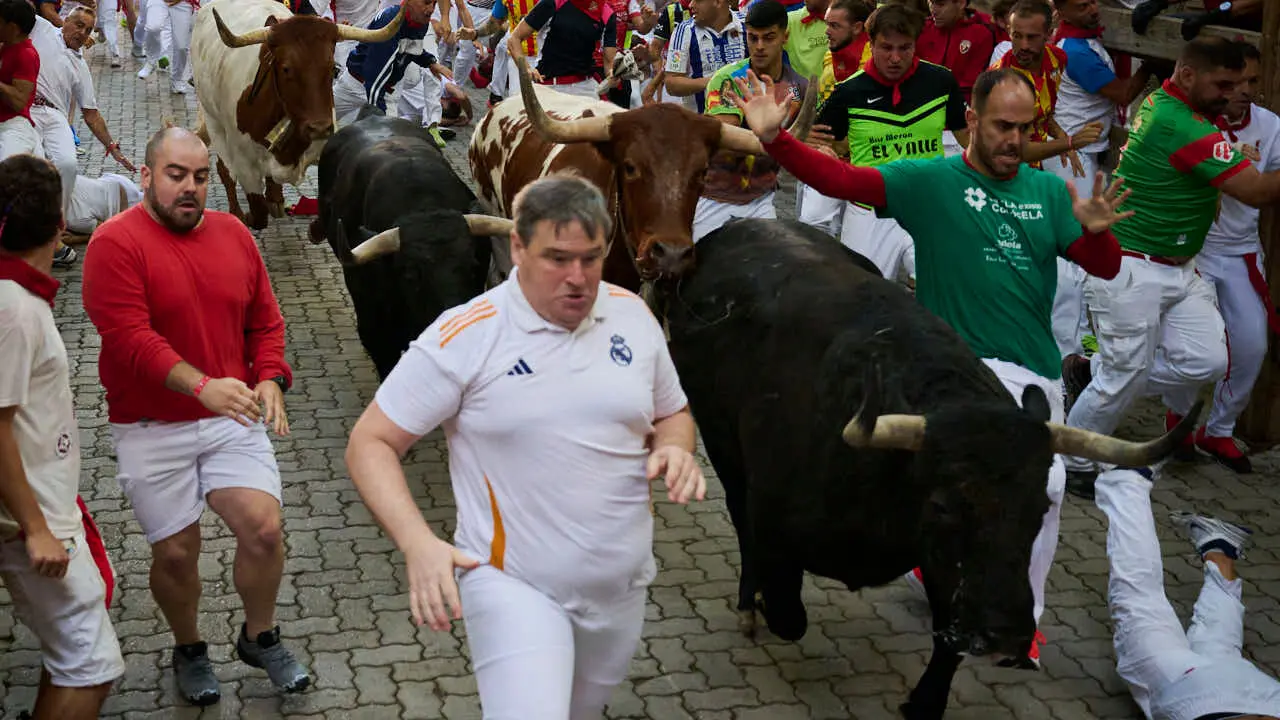 Tercer encierro de las fiestas de San Ferm&iacute;n 2026 con toros de Victoriano del R&iacute;o en la bajada al callej&oacute;n. PABLO LASAOSA