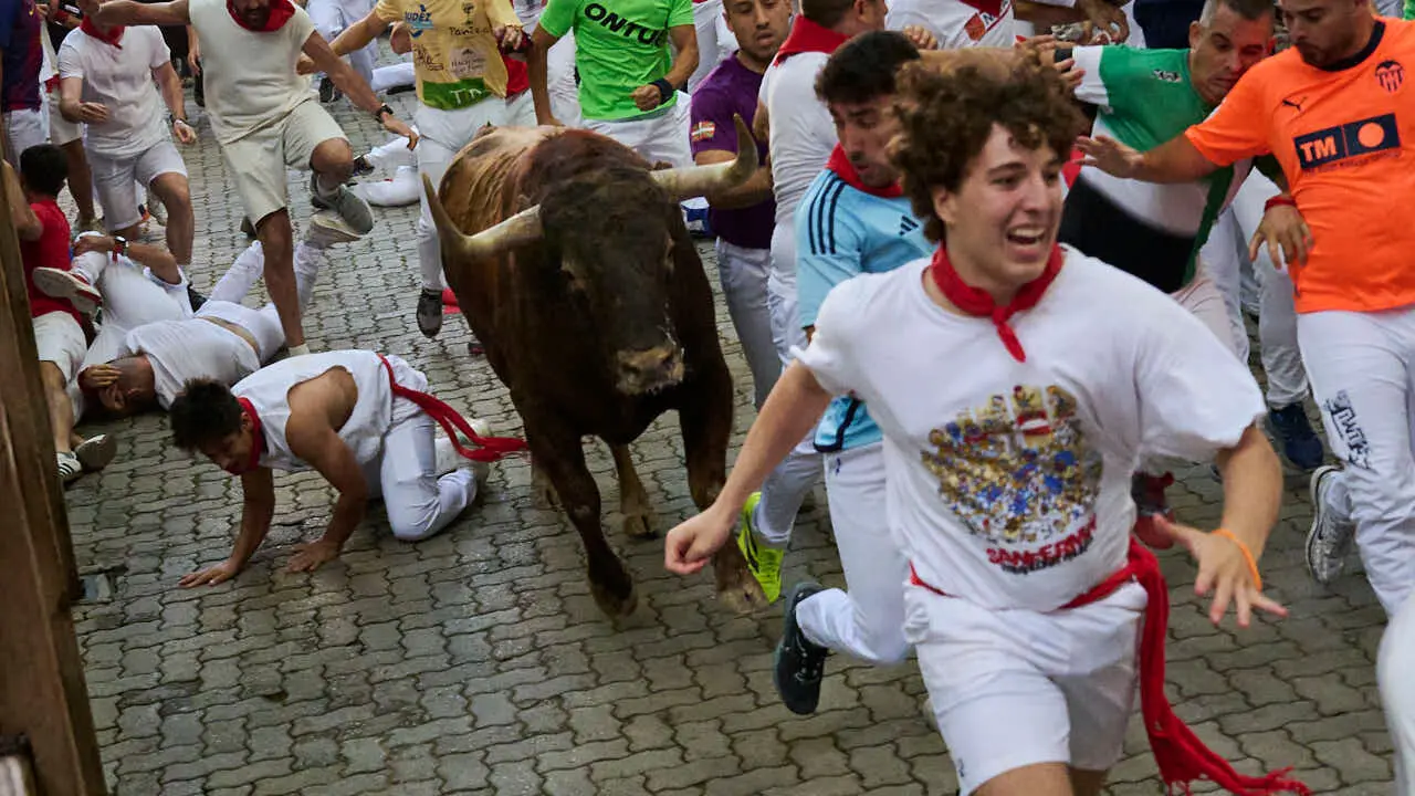 Tercer encierro de las fiestas de San Ferm&iacute;n 2026 con toros de Victoriano del R&iacute;o en la bajada al callej&oacute;n. PABLO LASAOSA