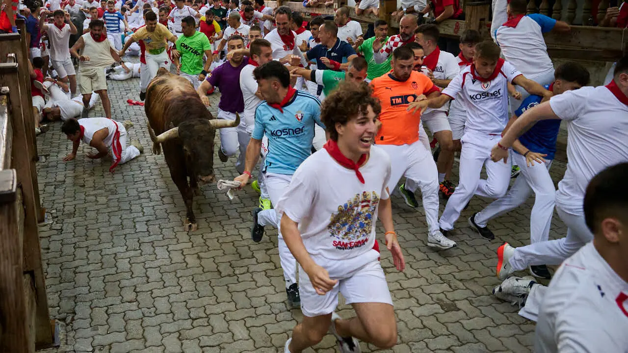 Tercer encierro de las fiestas de San Ferm&iacute;n 2026 con toros de Victoriano del R&iacute;o en la bajada al callej&oacute;n. PABLO LASAOSA