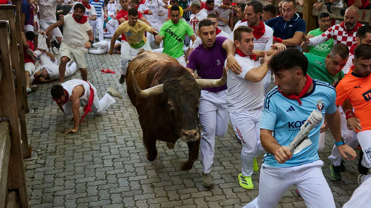 Tercer encierro de las fiestas de San Ferm&iacute;n 2026 con toros de Victoriano del R&iacute;o en la bajada al callej&oacute;n. PABLO LASAOSA