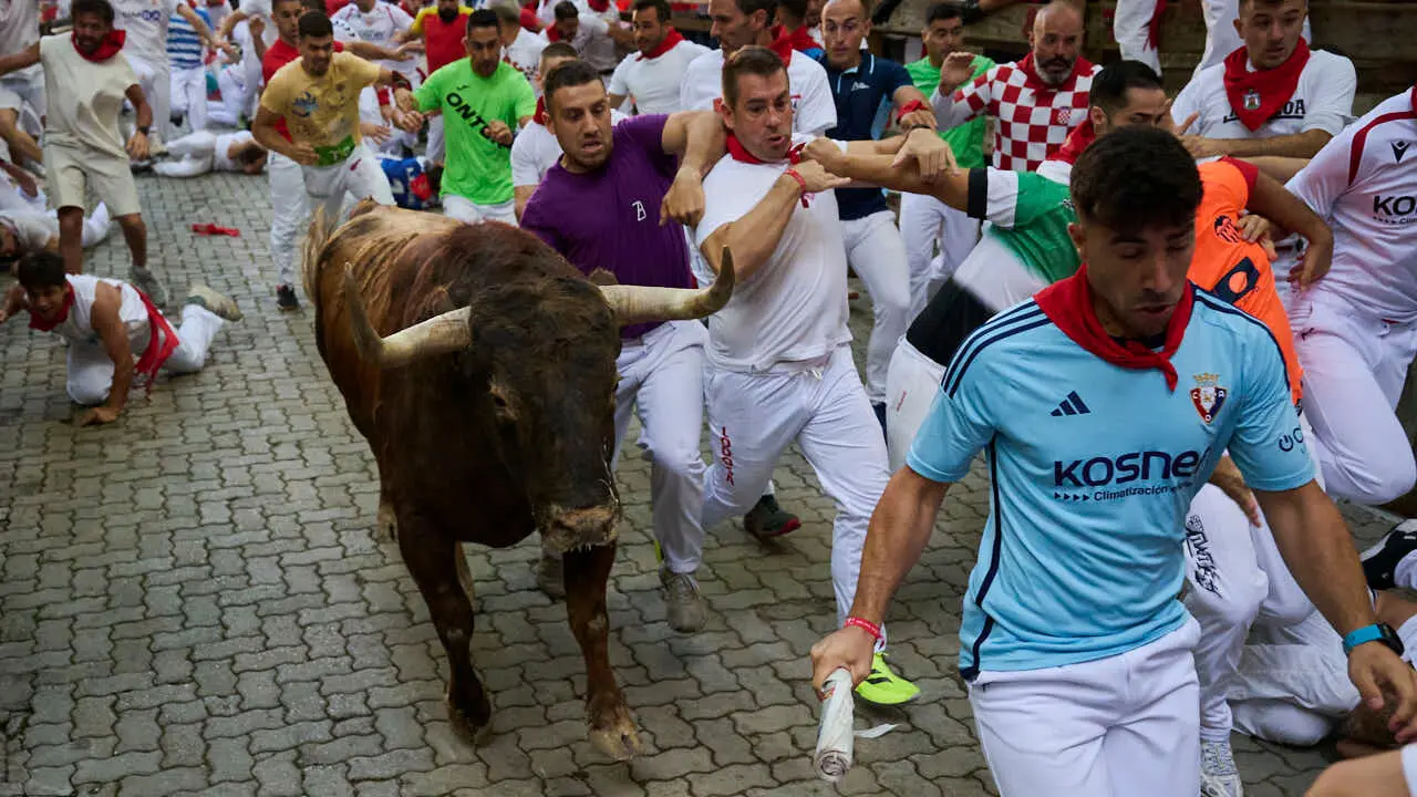 Tercer encierro de las fiestas de San Ferm&iacute;n 2026 con toros de Victoriano del R&iacute;o en la bajada al callej&oacute;n. PABLO LASAOSA