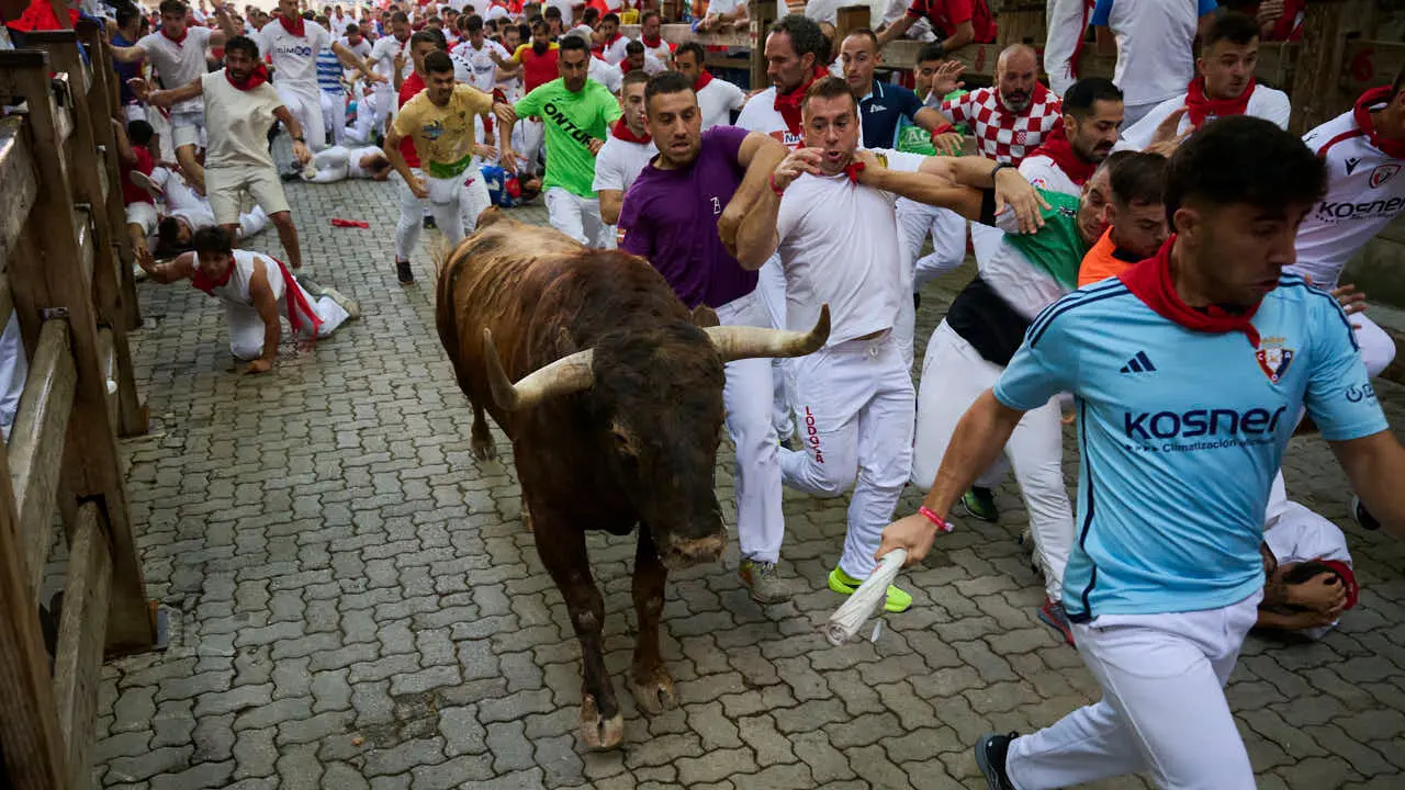 Tercer encierro de las fiestas de San Ferm&iacute;n 2026 con toros de Victoriano del R&iacute;o en la bajada al callej&oacute;n. PABLO LASAOSA