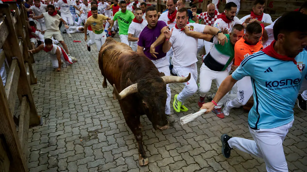 Tercer encierro de las fiestas de San Ferm&iacute;n 2026 con toros de Victoriano del R&iacute;o en la bajada al callej&oacute;n. PABLO LASAOSA