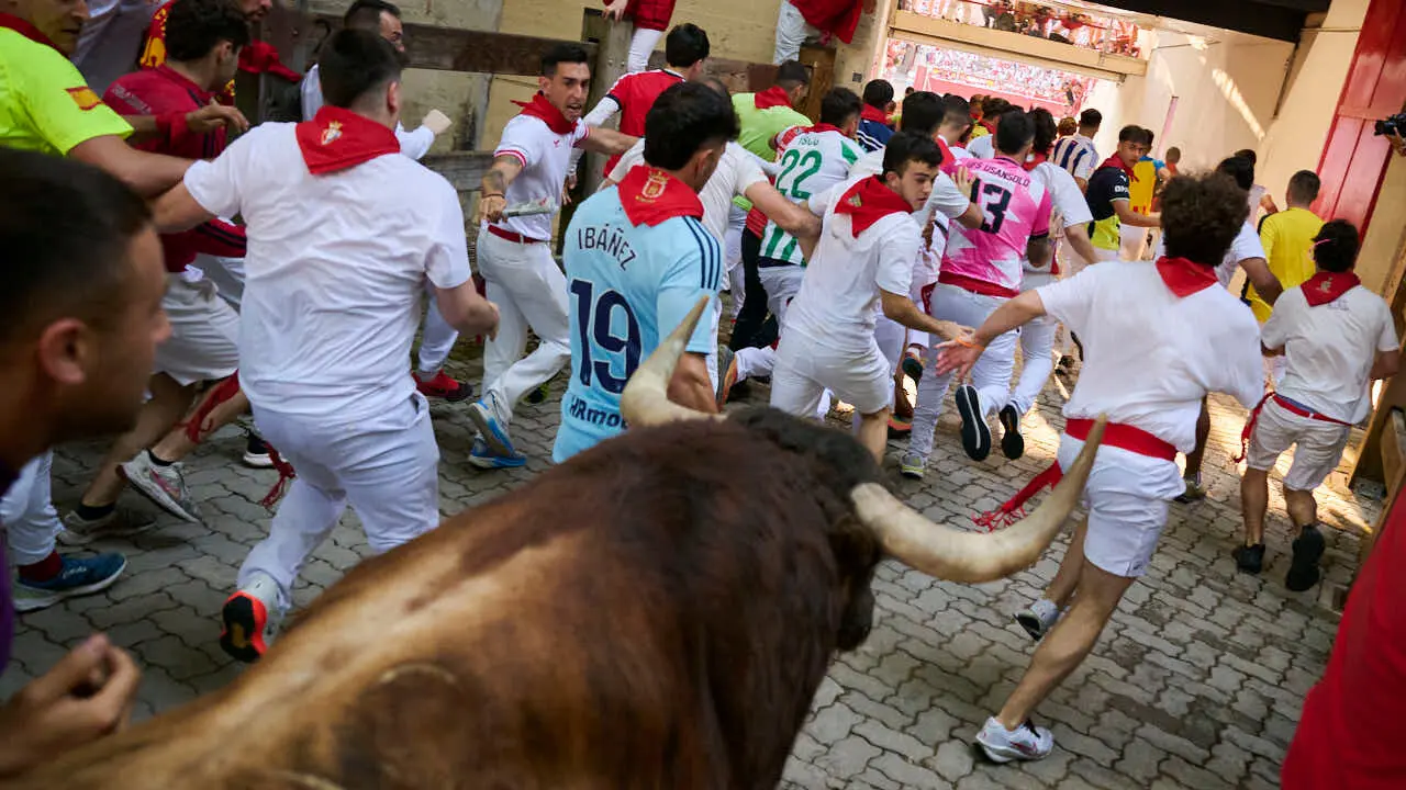 Tercer encierro de las fiestas de San Ferm&iacute;n 2026 con toros de Victoriano del R&iacute;o en la bajada al callej&oacute;n. PABLO LASAOSA