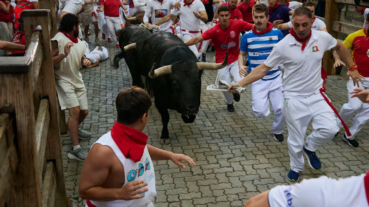 Tercer encierro de las fiestas de San Ferm&iacute;n 2026 con toros de Victoriano del R&iacute;o en la bajada al callej&oacute;n. PABLO LASAOSA