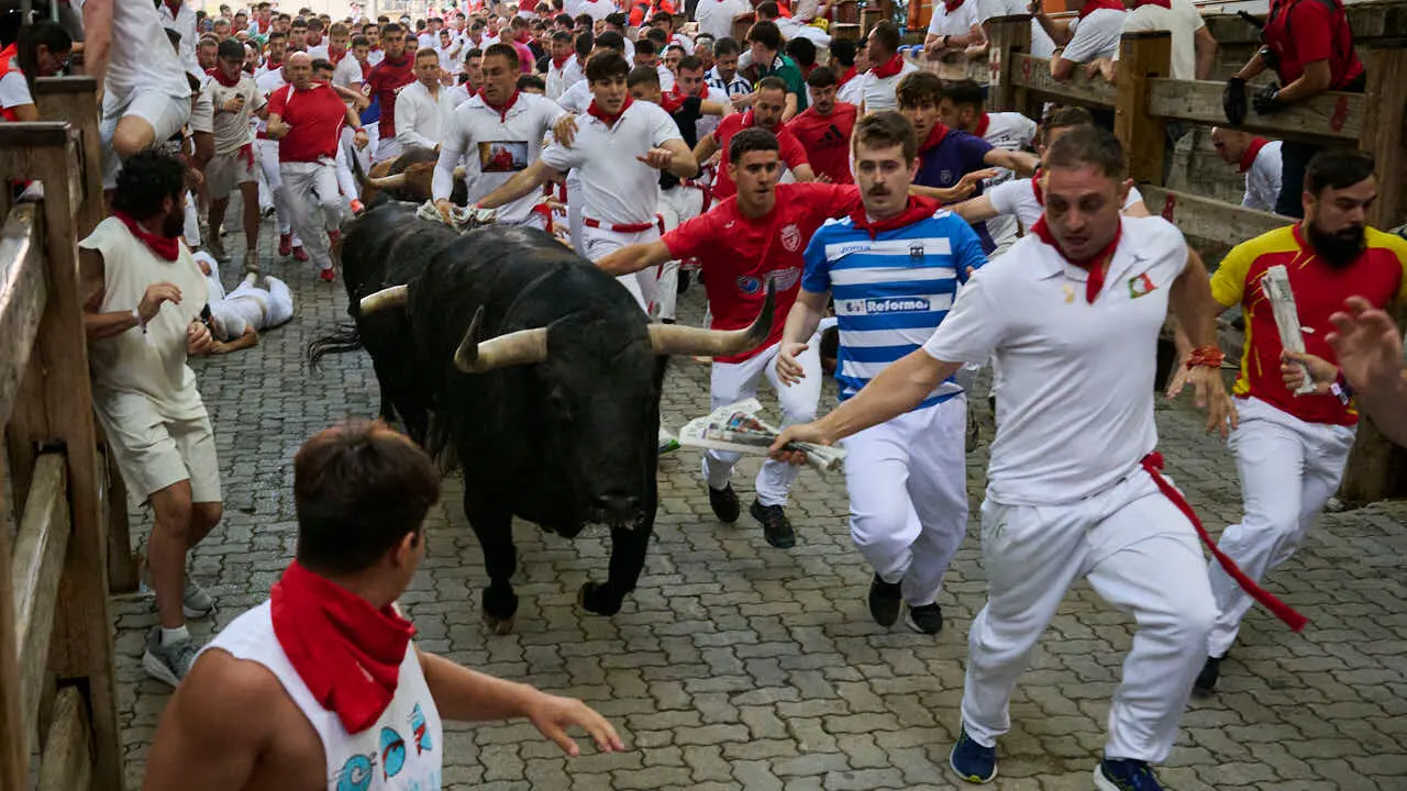 Tercer encierro de las fiestas de San Ferm&iacute;n 2026 con toros de Victoriano del R&iacute;o en la bajada al callej&oacute;n. PABLO LASAOSA