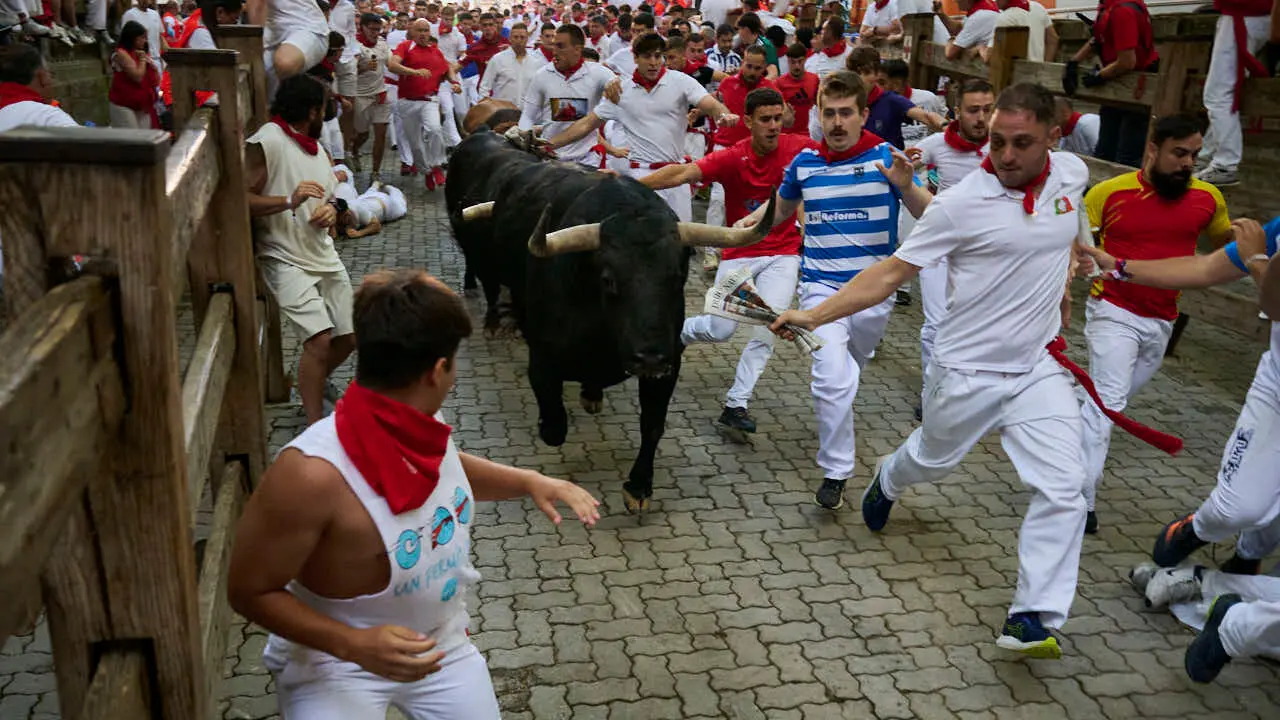 Tercer encierro de las fiestas de San Ferm&iacute;n 2026 con toros de Victoriano del R&iacute;o en la bajada al callej&oacute;n. PABLO LASAOSA