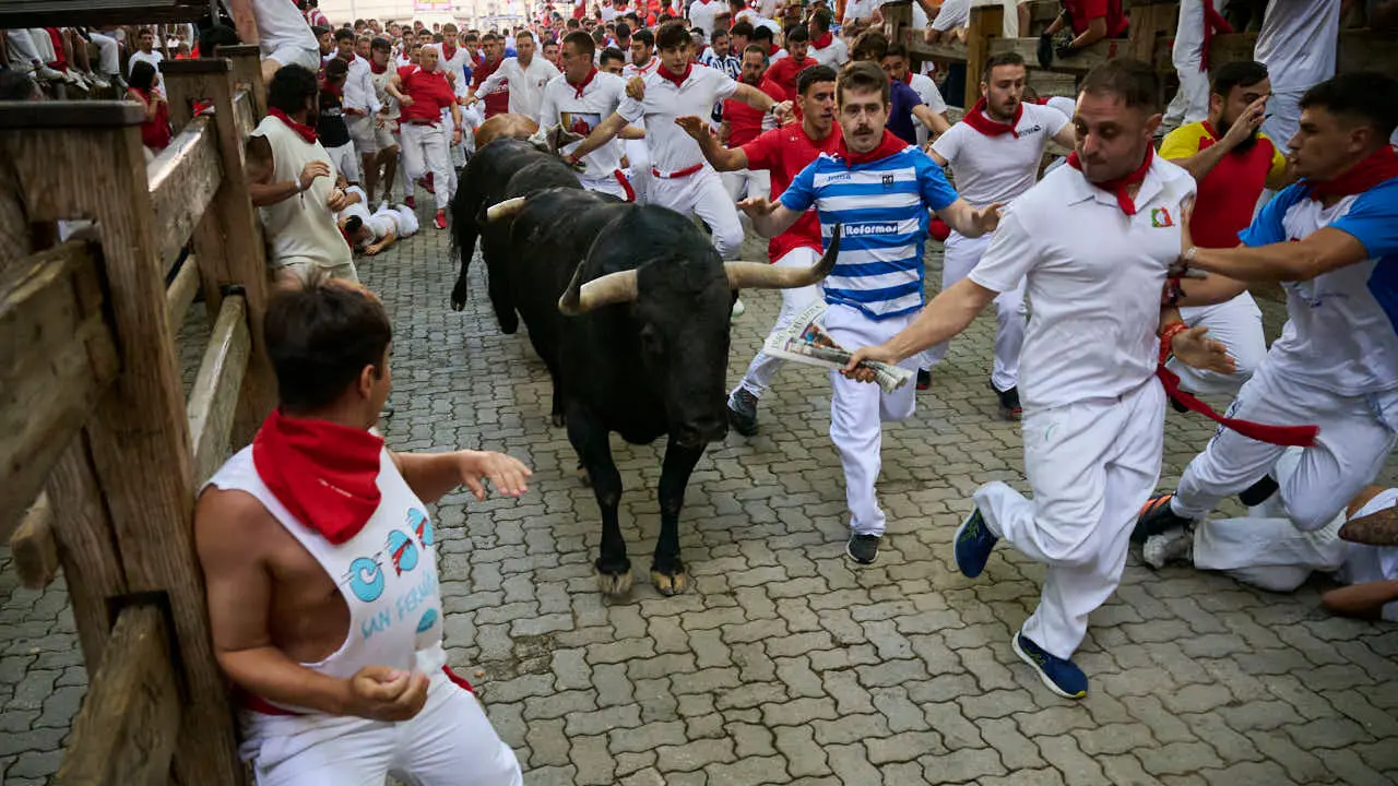 Tercer encierro de las fiestas de San Ferm&iacute;n 2026 con toros de Victoriano del R&iacute;o en la bajada al callej&oacute;n. PABLO LASAOSA