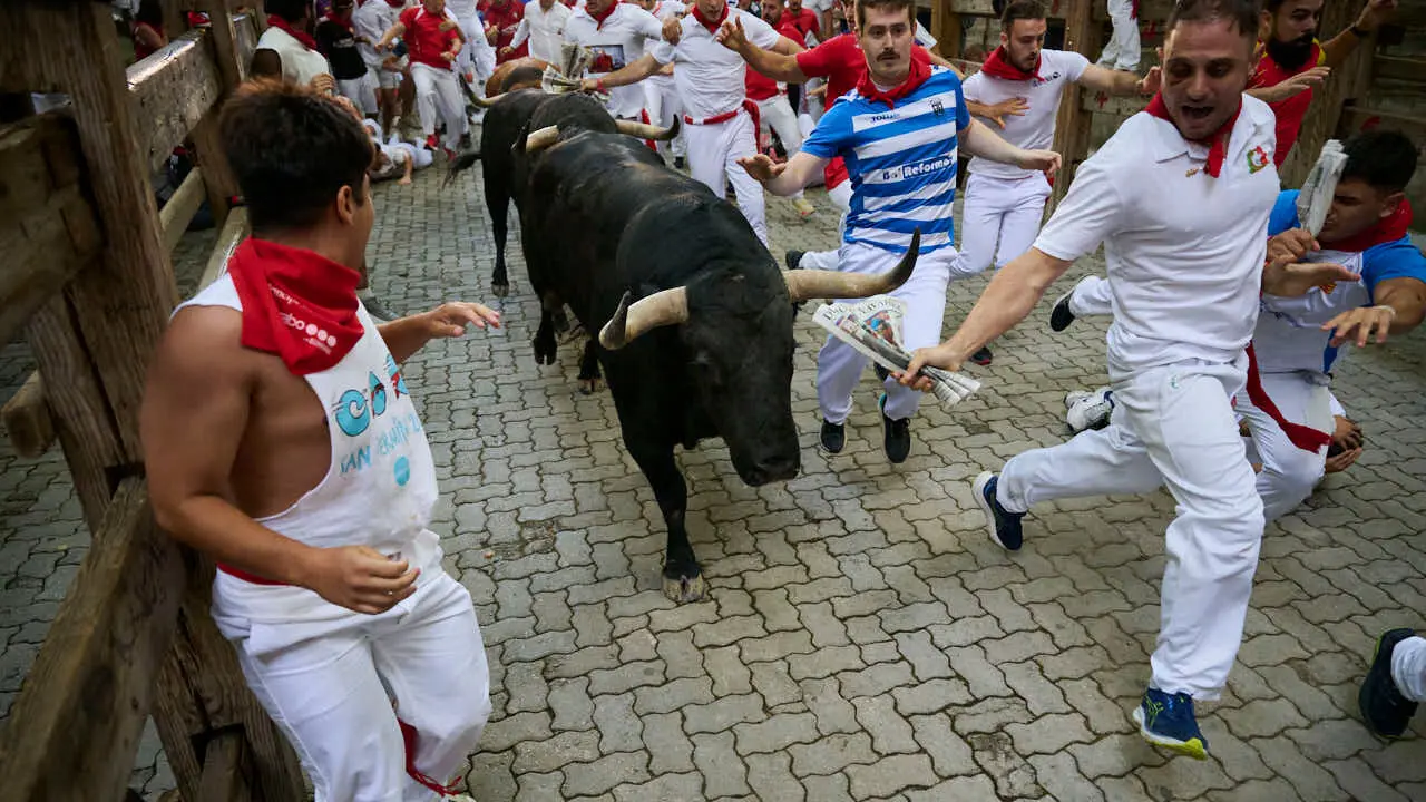 Tercer encierro de las fiestas de San Ferm&iacute;n 2026 con toros de Victoriano del R&iacute;o en la bajada al callej&oacute;n. PABLO LASAOSA